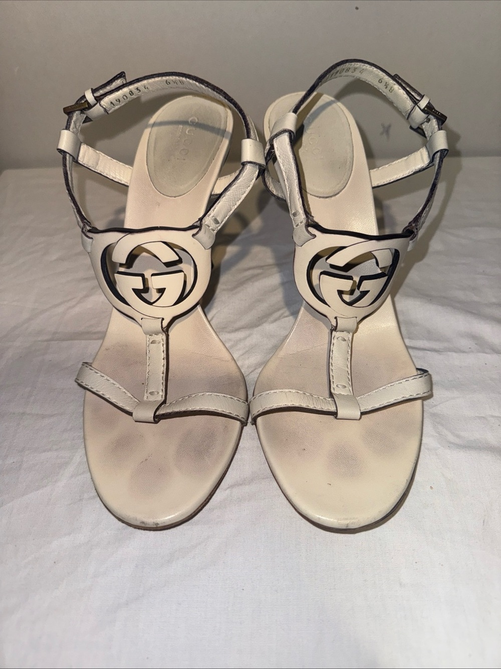 Gucci Cream White Interlocking G T-Strap Sandals - Picture 2 of 9
